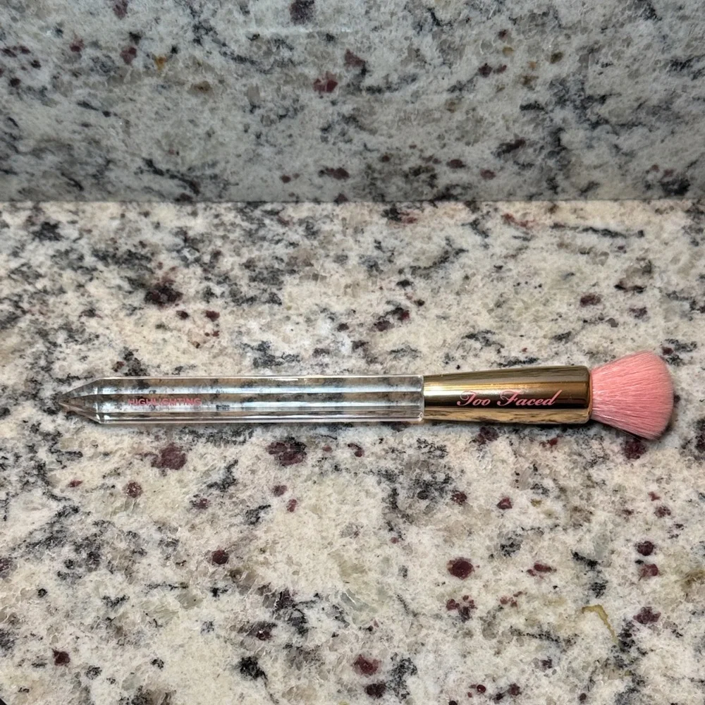 Too Faced Diamond Light Brush - Highlighting